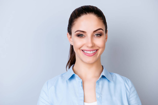 Portrait of successful confident young woman on gray background - Φωτογραφία, εικόνα