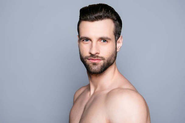 A portrait of a handsome naked man on gray background is going t - Foto, afbeelding