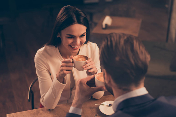 コーヒーとカフェに座っている陽気なロマンチックなカップル - 写真・画像