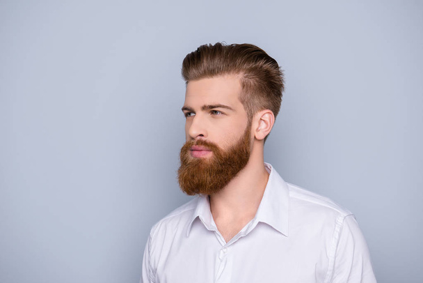 Portrait of confident bearded man in white shirt - Foto, Imagem