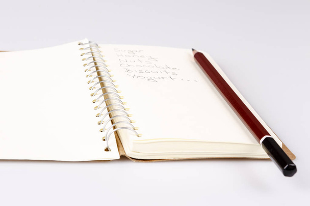 список покупок у щоденнику з олівцем
 - Фото, зображення