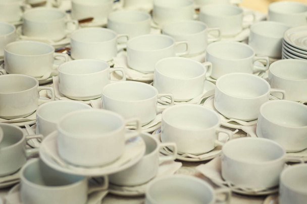 thee sets, collectie witte koffie kopjes, buffet, catering - Foto, afbeelding