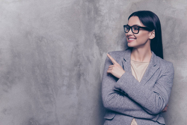Портрет умной молодой успешной предпринимательницы в очках и
 - Фото, изображение