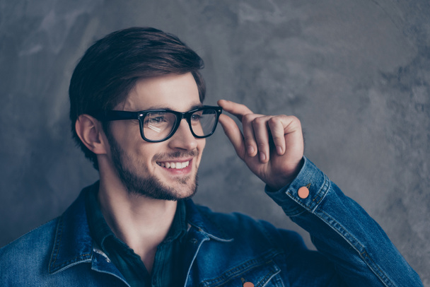 Portret van gelukkige jonge knappe man met bril en een jeans ja - Foto, afbeelding