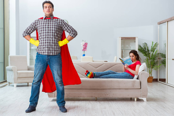 Superhelden-Ehemann hilft seiner Frau zu Hause - Foto, Bild