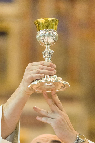 Le rite de communion dans la messe catholique
 - Photo, image