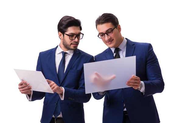 Dos hombres de negocios con tabletas virtuales aisladas en blanco
 - Foto, imagen