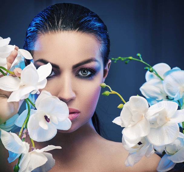 Beautiful brunette woman holding a bunch of fragranrt flowers - Photo, Image