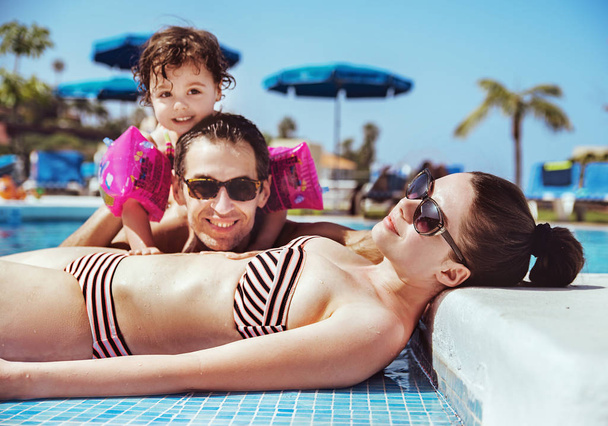 Retrato de una familia relajada de vacaciones
 - Foto, Imagen