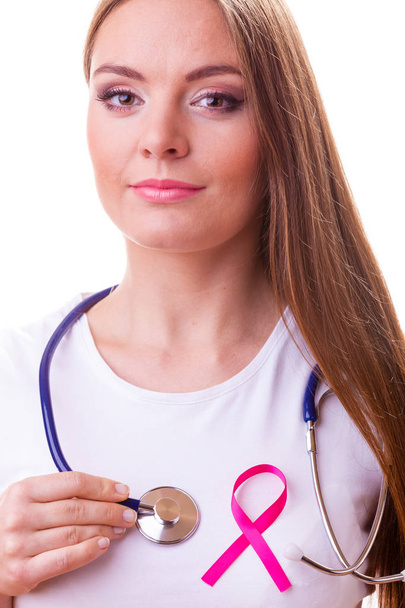 ピンクのリボンと女性エイズ シンボルと胸に聴診器. - 写真・画像