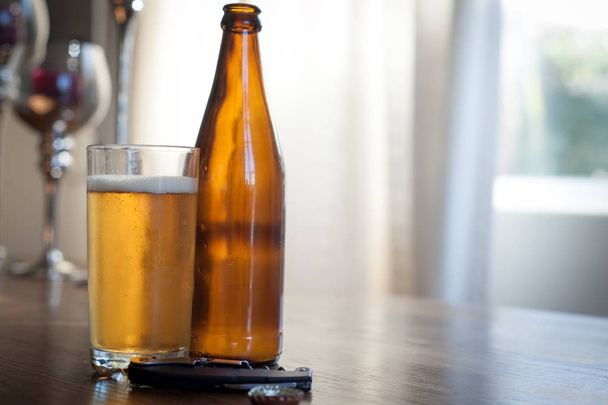 botellas de cerveza y un vaso sobre una mesa
 - Foto, Imagen