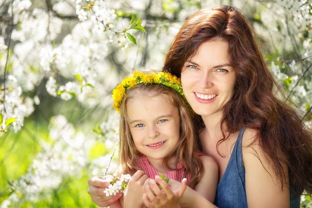 Mother and daughter in sunny park - Foto, Imagen