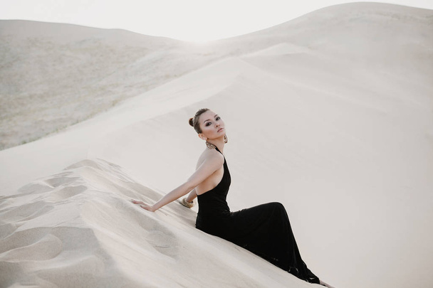 Photo shoot of beautiful asian woman in desert - Foto, Imagem