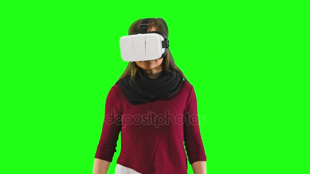 Donna che gira la testa con un visore VR acceso
. - Filmati, video