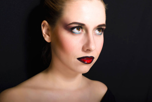 Blonde avec maquillage professionnel avec lèvres rouge foncé
 - Photo, image