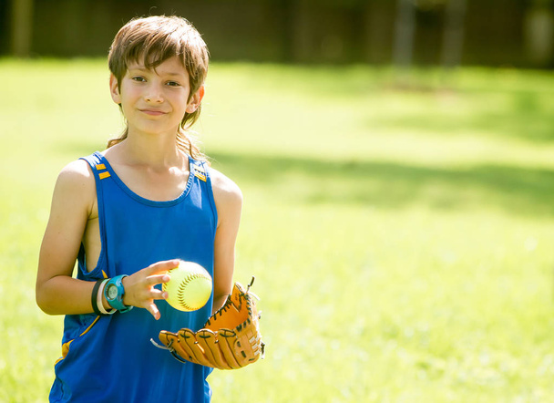 jovem pré-adolescente menino jogar softball
  - Foto, Imagem