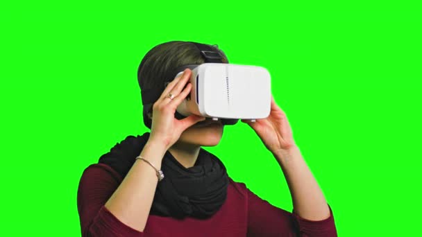 Mujer girando la cabeza con un auricular VR encendido
. - Imágenes, Vídeo