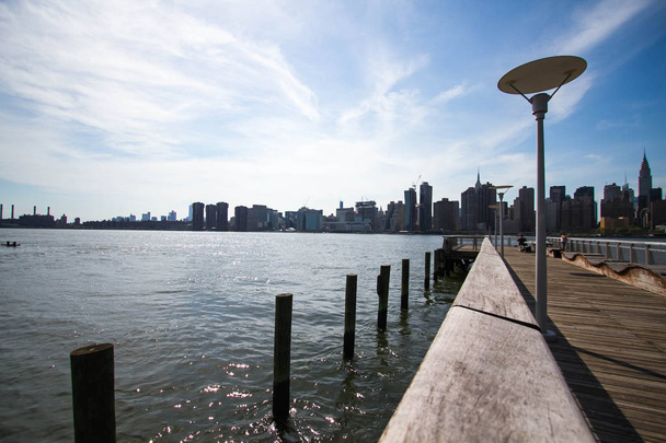 Pier und Gebäude in Manhattan im Schatten, New York - Foto, Bild