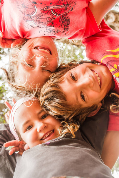 Tres niños felices
  - Foto, Imagen