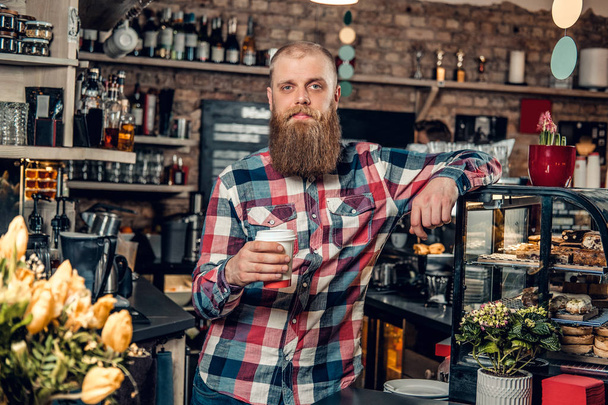 Redhead vousatý muž v kavárně - Fotografie, Obrázek