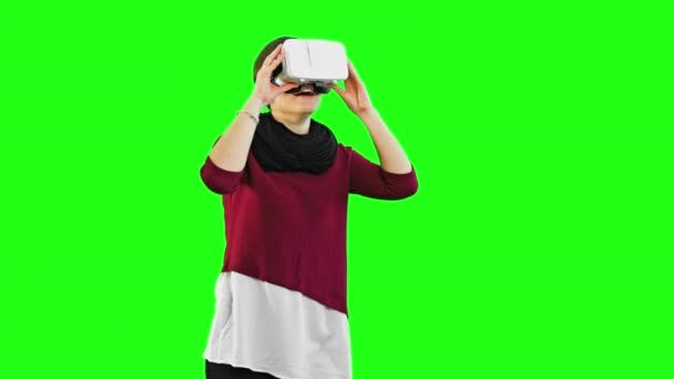 Женщина поворачивает голову с VR гарнитурой
. - Кадры, видео