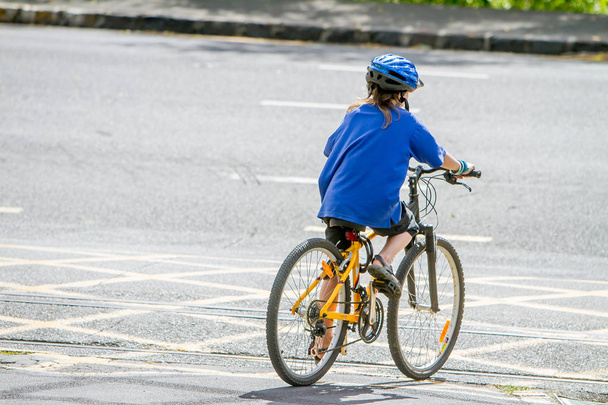 мальчик на велосипеде по природному парку
 - Фото, изображение