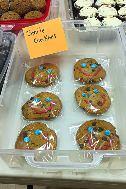 Biscuits souriants vendus lors d'une vente de pâtisseries
 - Photo, image