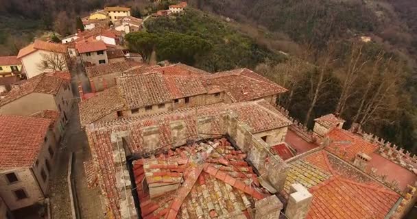 Aerial strzał, starożytne małe miasto usytuowane w Toskanii, Włochy, 4k - Materiał filmowy, wideo