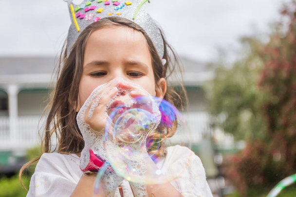 glückliches Kind, das mit Seifenblasen spielt  - Foto, Bild