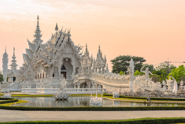Wat Rong Khun(White temple)at sunset in Chiang Rai,Thailand. - Foto, afbeelding