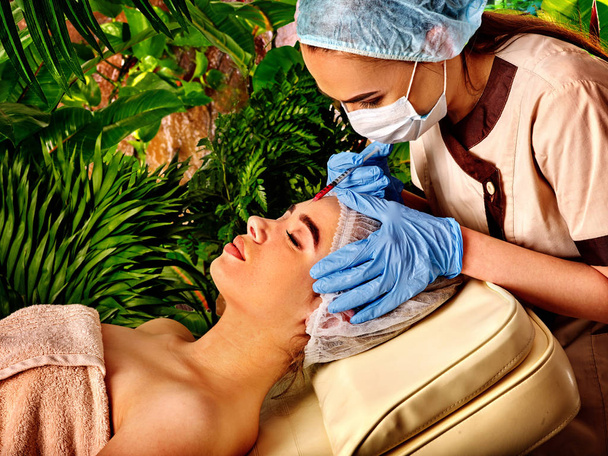 Remplisseuses dermiques de femme dans le salon de spa avec esthéticienne
. - Photo, image