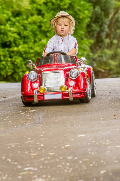 Gyermek fiú vezetési játék-autó - Fotó, kép