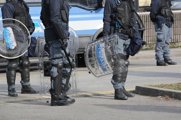 policía con escudos y equipo antidisturbios durante el evento en la ciudad
 - Foto, Imagen