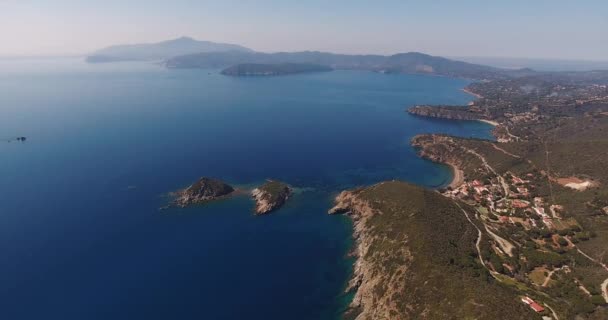 Foto aérea de una hermosa isla de Elba con su magnífico mar paradisíaco en Toscana, Italia, 4K
 - Metraje, vídeo
