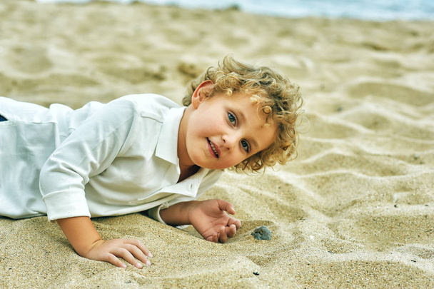 little boy playing on the sea shore . The concept of children's leisure - Photo, image