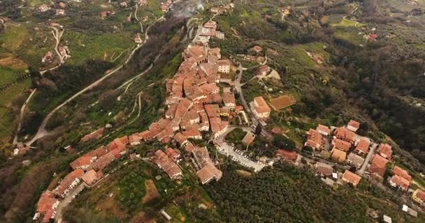 Aerial shot, una antigua pequeña ciudad encaramada en Toscana, Italia, 4K
 - Metraje, vídeo