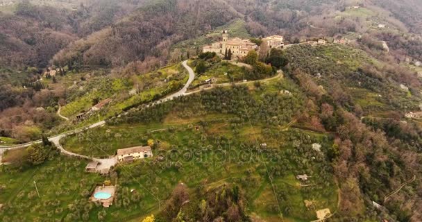 Aerial shot, un'antica cittadina arroccata in Toscana, Italia, 4K
 - Filmati, video