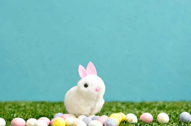 Une figurine de lapin moelleux avec des œufs de Pâques mouchetés
 - Photo, image