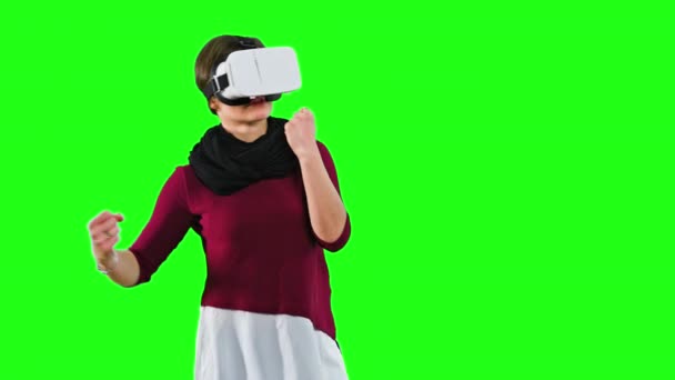 Frau boxt mit eingeschaltetem VR-Headset. - Filmmaterial, Video