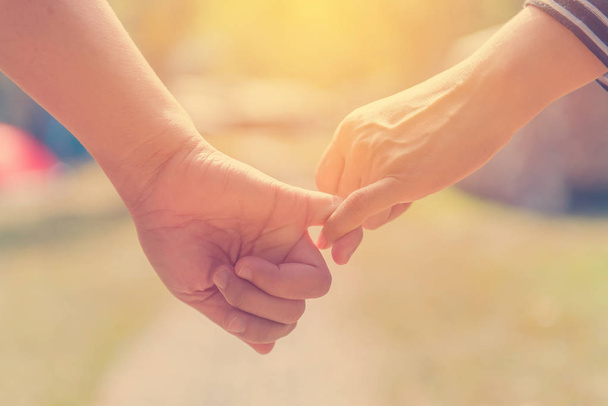 Gelukkige paar hand in hand samen als forever love in Valentine - Foto, afbeelding