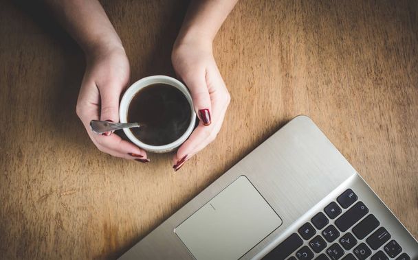 Bilgisayar, yazma, plan, kahvaltıda kahve fincan. Seçici odak. - Fotoğraf, Görsel