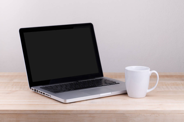 Widok z przodu laptopa i kawy jest na pracy tabela betono - Zdjęcie, obraz