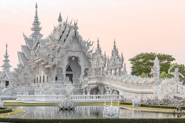 Wat Rong Khun(White temple)at sunset in Chiang Rai,Thailand. - Foto, afbeelding