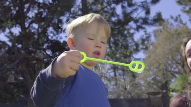 Close-up op kind een play-zeepbel blazen - Video