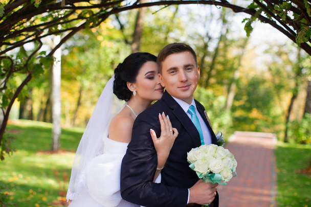 Η νύφη έχει αγκάλιασε τρυφερά ο γαμπρός - Φωτογραφία, εικόνα