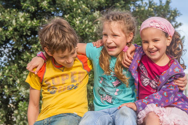 drei glückliche Kinder - Foto, Bild