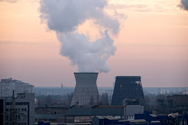 centrale électrique centrale thermique au charbon concept de pollution par le smog et concept de réchauffement climatique
 - Photo, image