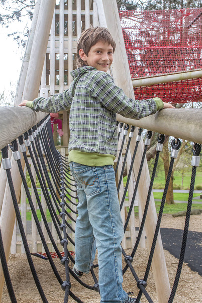 venkovní portrét mladého chlapce, šťastný  - Fotografie, Obrázek