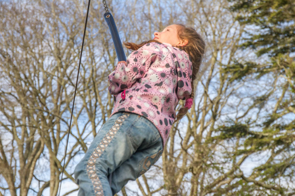 Девушка-блондинка Счастливого Ребенка едет на Flying Fox
 - Фото, изображение
