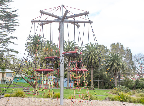 Instalação desafiadora de playground com ninhos
 - Foto, Imagem